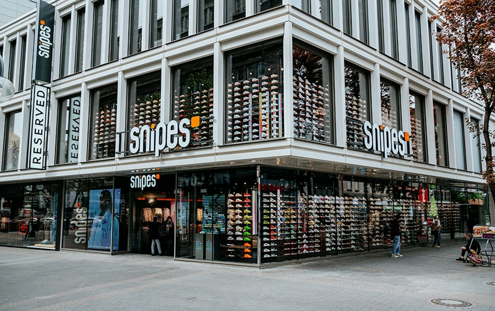 Sneaker and streetwear retailer SNIPES selects Nedap iD Cloud for multi-brand RFID project